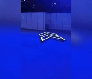 white color sugange in a blue light room